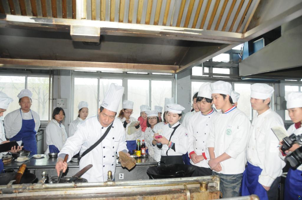 韩国学生在易利EZWeb登录学习中餐烹饪